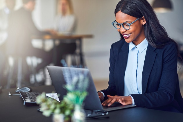 Geschäftsfrau mit Brille arbeitet am Laptop. Sie ist professionell und erfolgreich. Immer und überall UpToDate sein durch Apps, Smartphones und Internet. Aktuelle Kursdaten schnell abrufen. Handelsentscheidungen spontan korrigieren. Eine Strategie und ein Ziel vor Augen hilft um Erfolg zu haben. In Startup Unternehmen einsteigen oder Aktien Anteile erwerben. Gut ausgewählte Handelsplattform und Anbieter unterstützen Ziele des Traders.