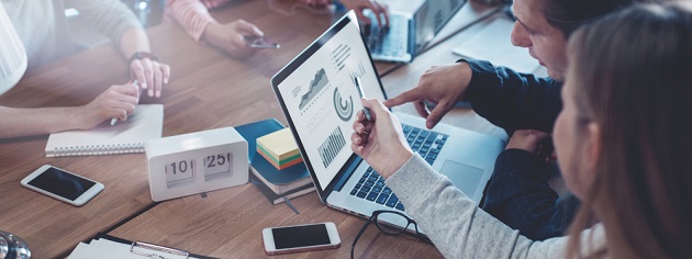 Team Besprechung von drei Mitarbeitern. Laptop mit Daten, Kalkulationen, Beispielen, Kurse, Ergebnisse und Ziele. Handelsplattform zum CFD, Krypto, Aktien, EFTs und Futures Trading. Chartanalyse und Fundamentalanalyse sind hilfreiche Tools zur Gewinnoptimierung. Vor- und Nachteile abwägen. Verschiedene Methoden und Strategien vergleichen. Gewissenhaft und konzentriert arbeiten. Gemeinsames Projekt