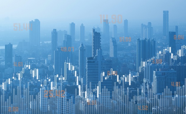 Junger Trader handelt an drei Bildschirmen. Professeionelle Handelsplattform, übersichtlich und benutzerfreundlich. Erfahrener Trader mit eigener Strategie die zum Erfolg führt. Handel mit CFDs, ETFs, Aktien, Fonds, Kryptowährungen, Forex und vieles mehr. Optimaler Arbeitsplatz. Optimistisch bleiben und Chancen erkennen. Chart- und Fundamentalanalyse einsetzen um besten Zeitpunkt für Trades auszumachen.