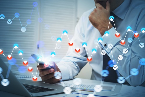 Laptop mit Daten, Kalkulationen, Beispielen, Kurse, Ergebnisse und Ziele. Handelsplattform zum CFD, Krypto, Aktien, EFTs und Futures Trading. Chartanalyse und Fundamentalanalyse sind hilfreiche Tools zur Gewinnoptimierung. Vor- und Nachteile abwägen. Verschiedene Methoden und Strategien vergleichen. Gewissenhaft und konzentriert arbeiten. Machen Sie sich die Chancen und Risiken bewusst.