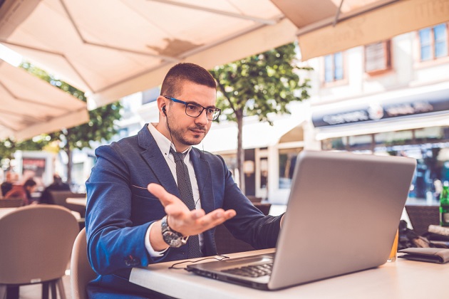 Ein Geschäftsmann sitzt draußen mit seinem Laptop in einem Kaffee und checkt sein Portfolio. Broker bieten die Möglichkeit, dass Trader von überall aus auf die aktuellen Marktdaten zuzugreifen und entsprechen die eigenen Investitionen darauf anzupassen. Konzenriert arbeiten und Analysen richtig deuten. Mann ist in einem Videomeeting um geschäftliche Angelegenheiten zu klären. Es gibt viele Zahlungsmittel, unter anderem Giro- und Kreditkarten oder auch Kryptowährung.